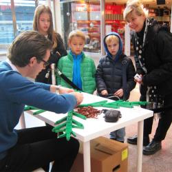 Julskyltning av LEGO -Bremlerbrick i full färd med LEGO Julgranen