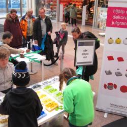 Många barn var med när Julgran av LEGO byggdes i Skärholmen