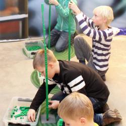 Bygger i LEGO tävlingen under julevent