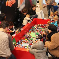 Julevent i Huddinge Centrum lockade till legobygge