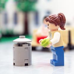 Modell av lego som visualiserar avfallshantering till Envac