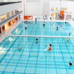 LEGO-modell med badande gäster i Järfälla simhall